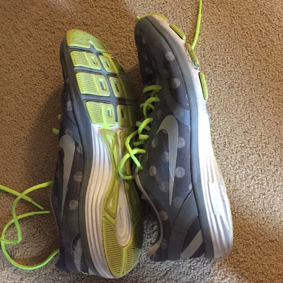 Nike tennis shoes - Picture 2 of 3